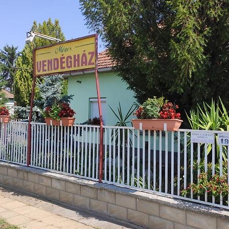Opusztaszeri Mozes Vendeghaz Hotel Zewnętrze zdjęcie