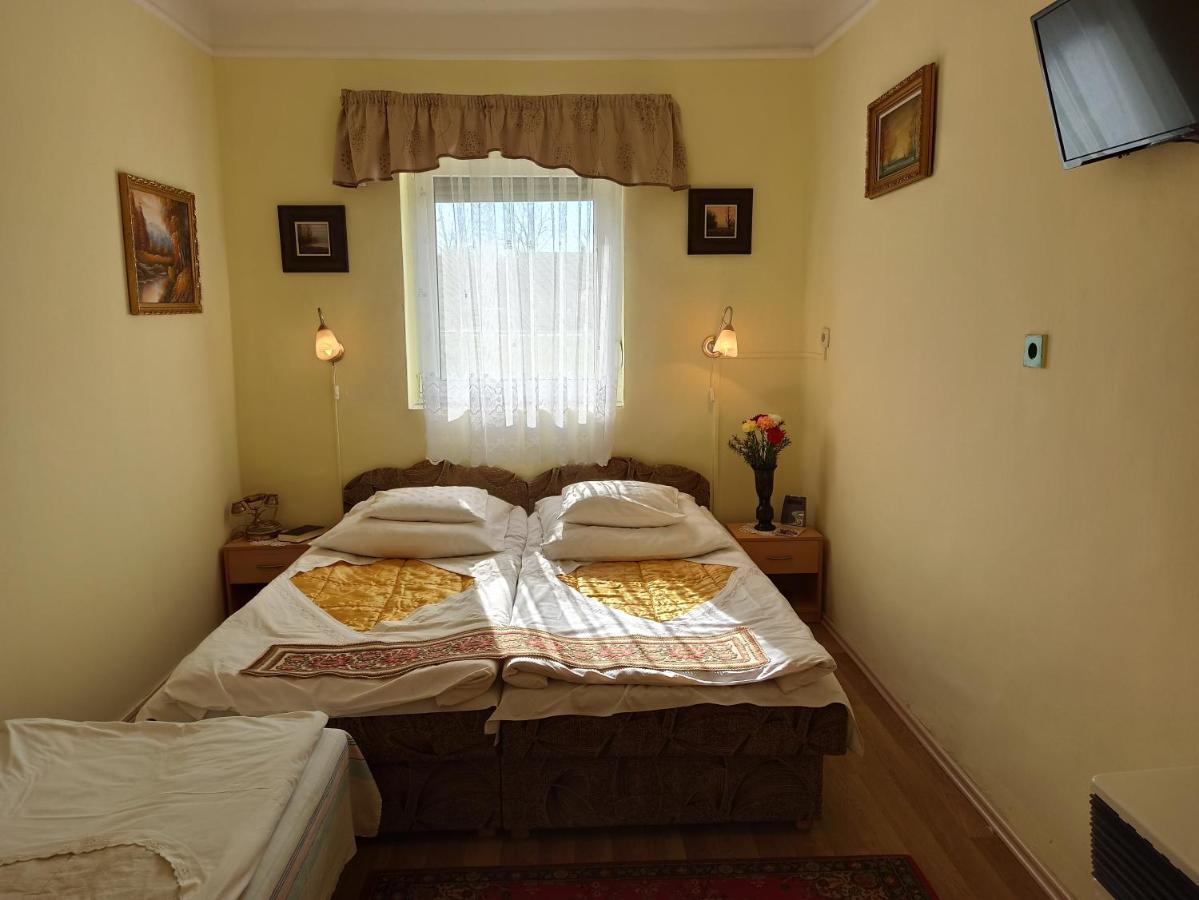Opusztaszeri Mozes Vendeghaz Hotel Zewnętrze zdjęcie
