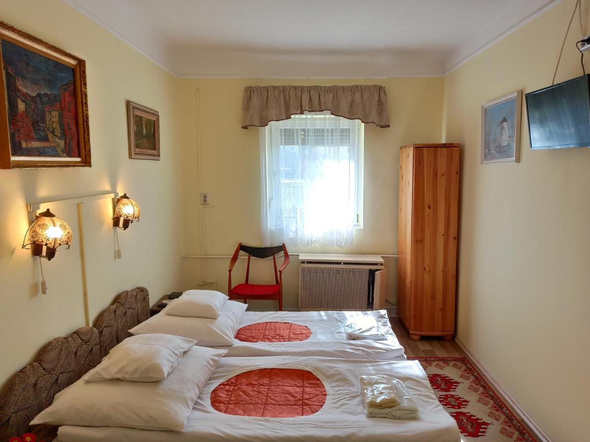 Opusztaszeri Mozes Vendeghaz Hotel Zewnętrze zdjęcie