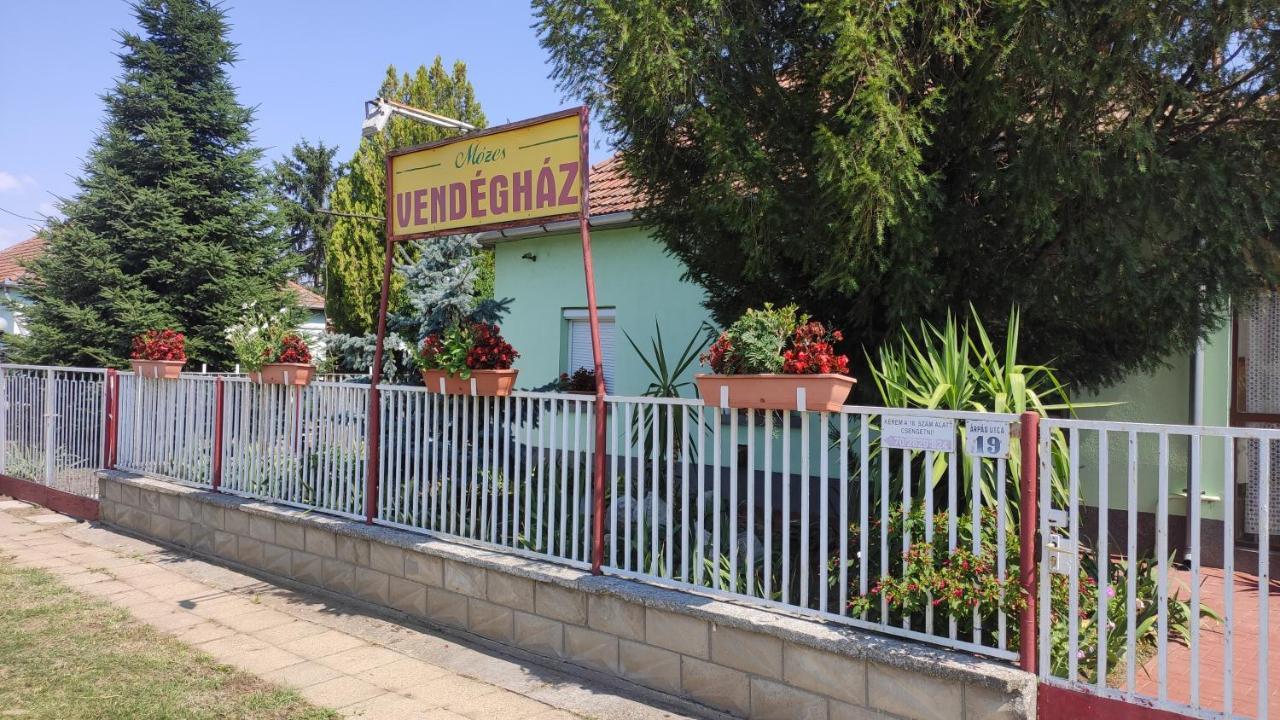 Opusztaszeri Mozes Vendeghaz Hotel Zewnętrze zdjęcie