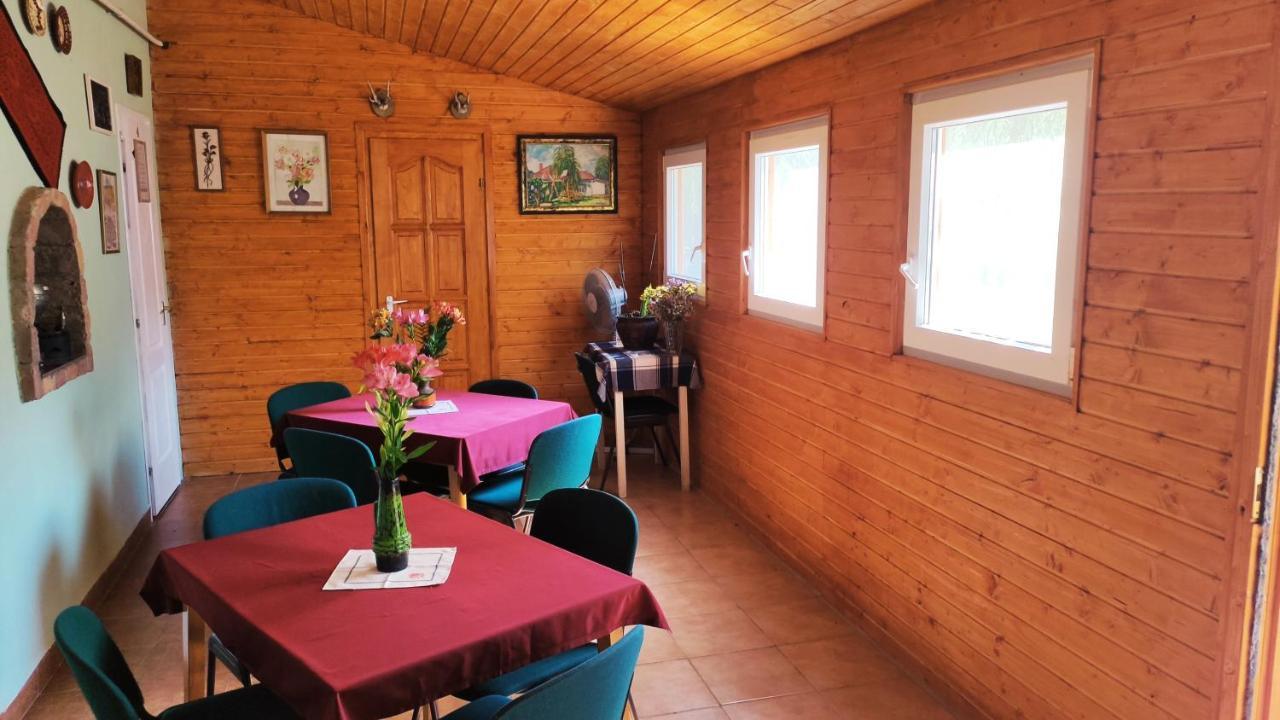 Opusztaszeri Mozes Vendeghaz Hotel Zewnętrze zdjęcie