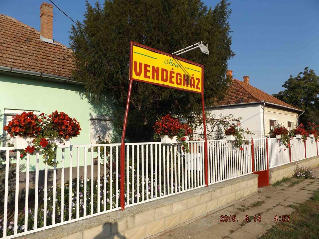 Opusztaszeri Mozes Vendeghaz Hotel Zewnętrze zdjęcie