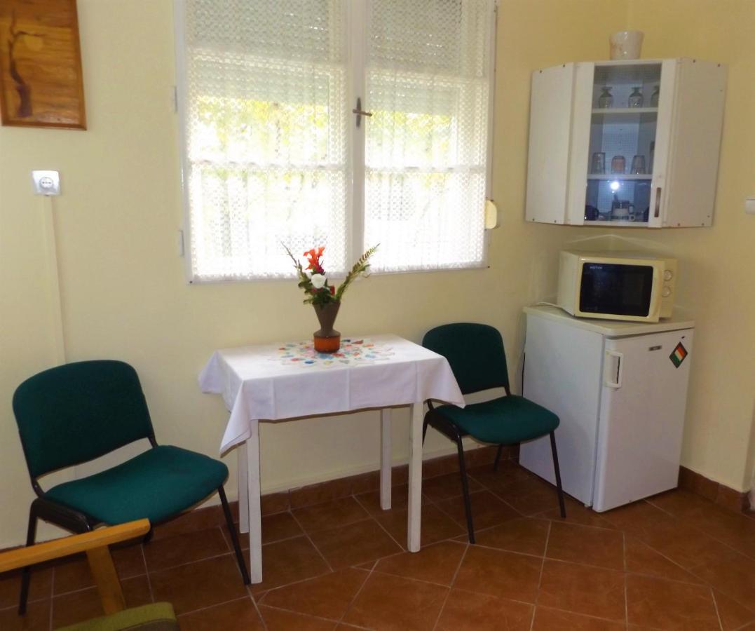 Opusztaszeri Mozes Vendeghaz Hotel Zewnętrze zdjęcie